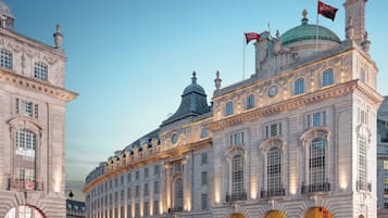 Majoituspaikan julkisivu illalla/yöllä