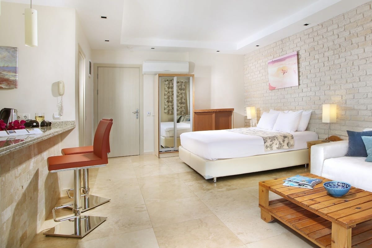 Premium bedding, minibar, soundproofing, iron/ironing board