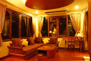 Deluxe Room | Desk, free WiFi