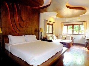 Water Front Villa | Desk, free WiFi