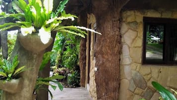 Water Front Villa | Desk, free WiFi