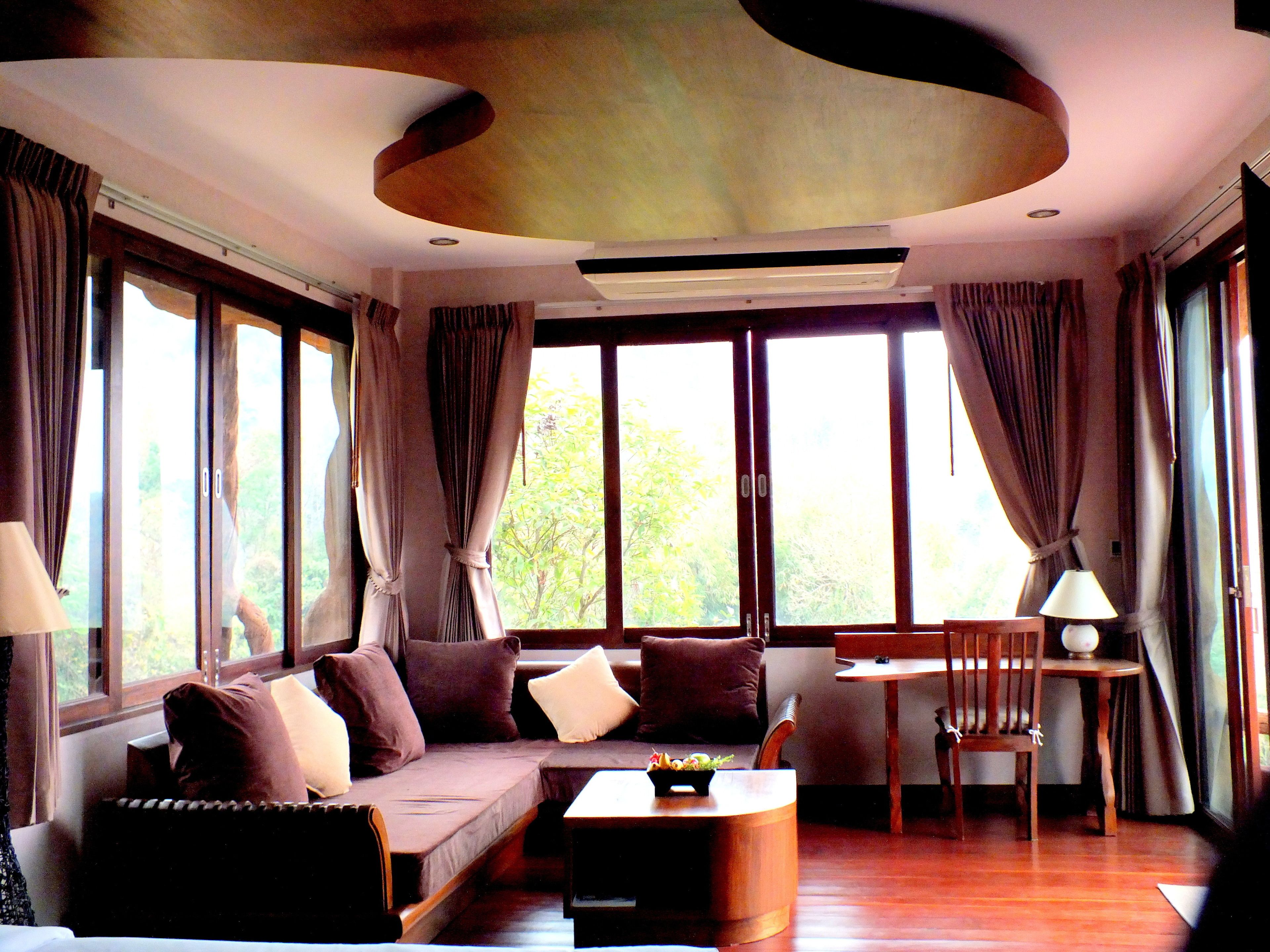 Deluxe Room | Living area | Flat-screen TV