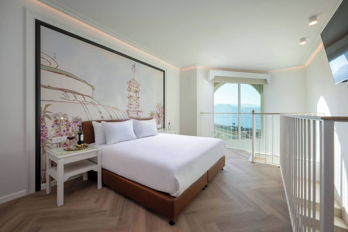 Boutique Junior Suite Edom | Minibar, brankas, meja kerja, dan tirai kedap cahaya