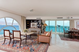 Minibar, caja de seguridad en la habitación y escritorio