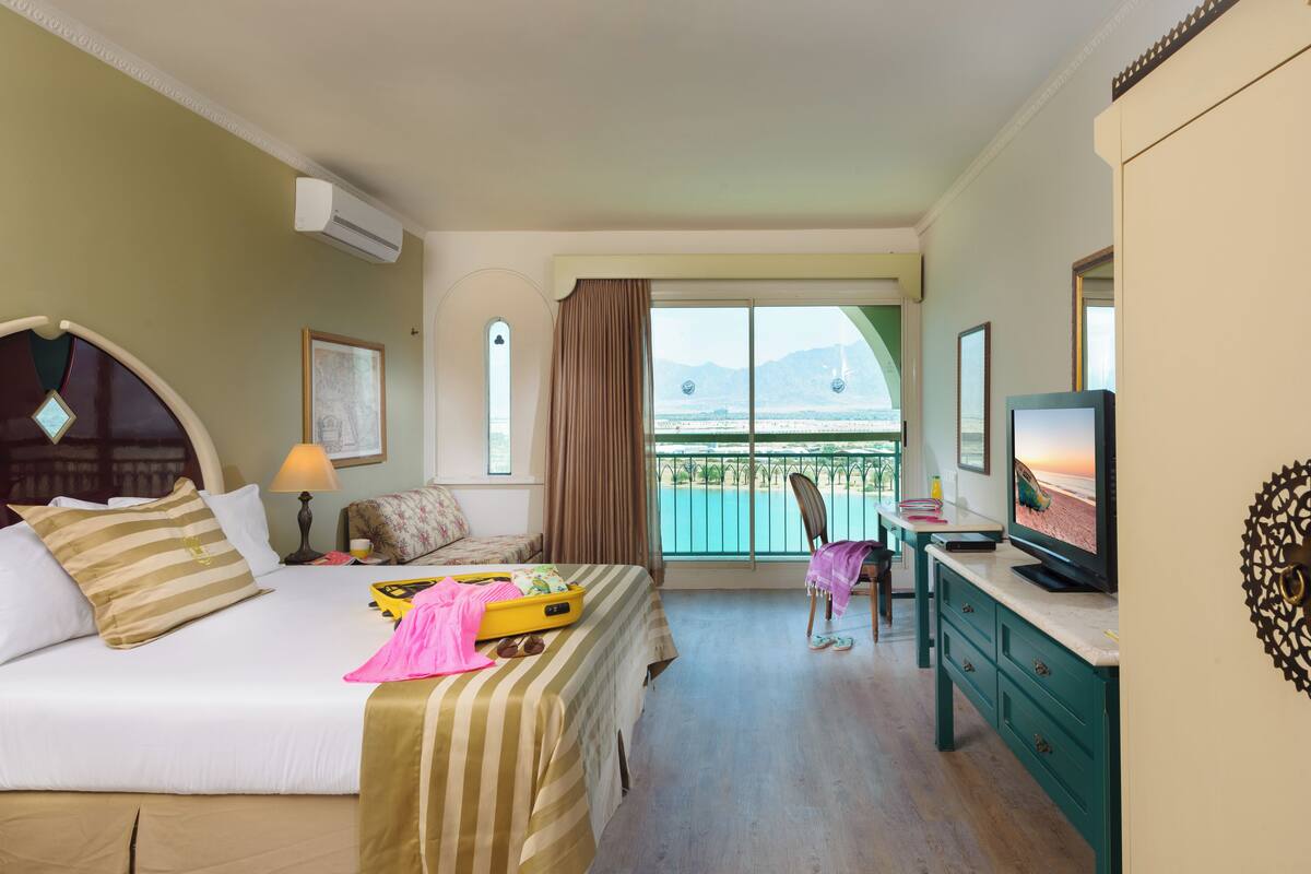 Kamar Grand, pemandangan laguna | Minibar, brankas, meja kerja, dan tirai kedap cahaya