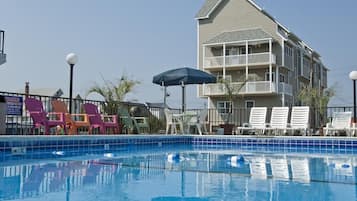 Sesongbasert utendørsbasseng, bassengparasoller og solsenger