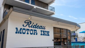 A building with the sign "Rideau Motor Inn" indicating a hotel.