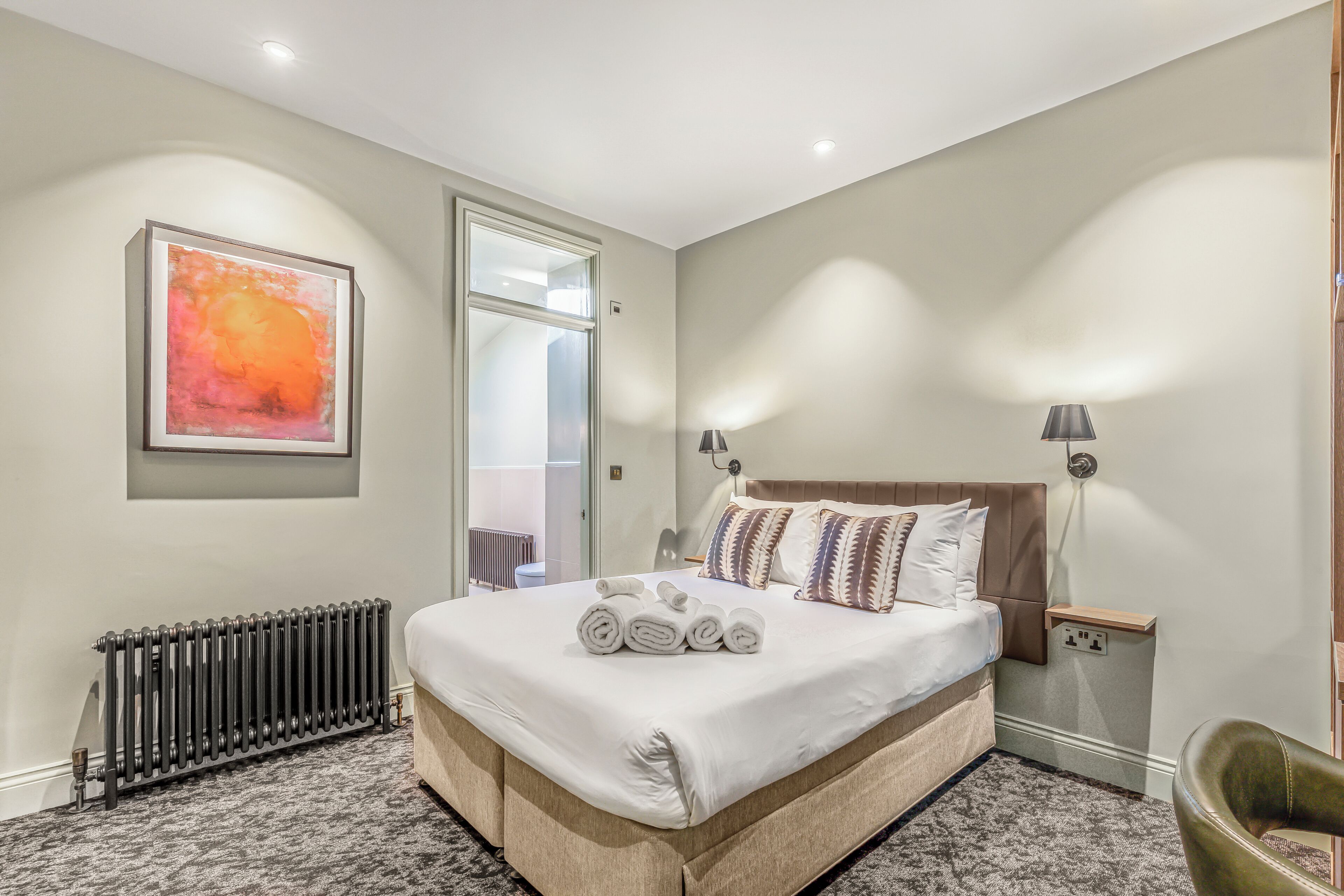 高級雙人房 | 高級寢具、舒適加層、書桌、筆電工作空間