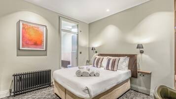 Quarto casal superior | Roupas de cama premium, camas com colchões pillow-top, escrivaninha