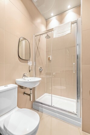 Superior Twin Room | Bathroom | Shower, eco-friendly toiletries, hair dryer, towels - Clapham Guest House (London)