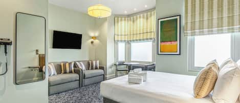 Deluxe-Dreibettzimmer, 1 Doppelbett und Schlafsofa | Hochwertige Bettwaren, Pillowtop-Betten, Schreibtisch