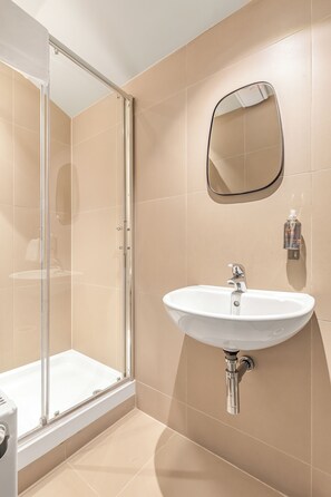 Deluxe Triple Room, 1 Double Bed with Sofa bed | Bathroom - Clapham Guest House (London)