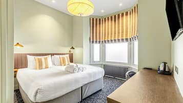 Quarto duplo superior | Roupas de cama premium, camas com colchões pillow-top, escrivaninha