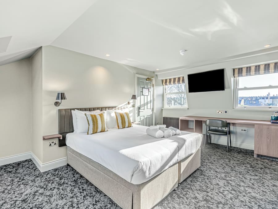 Deluxe-værelse til 4 personer - byudsigt | Premium-sengetøj, senge med topmadrasser, skrivebord