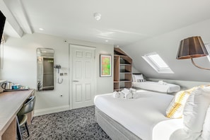 Quarto quádruplo luxo, vista para a cidade | Roupas de cama premium, camas com colchões pillow-top, escrivaninha