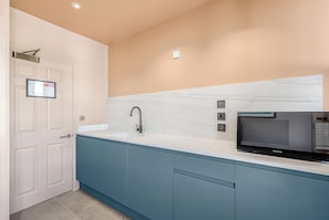 Mini-Kühlschrank, Mikrowelle, Wasserkocher mit Kaffee-/Teezubehör