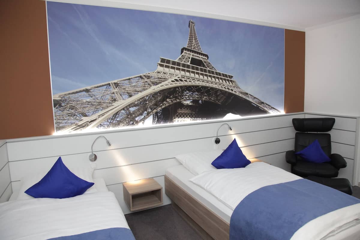 1 bedroom, hypo-allergenic bedding, desk, laptop workspace