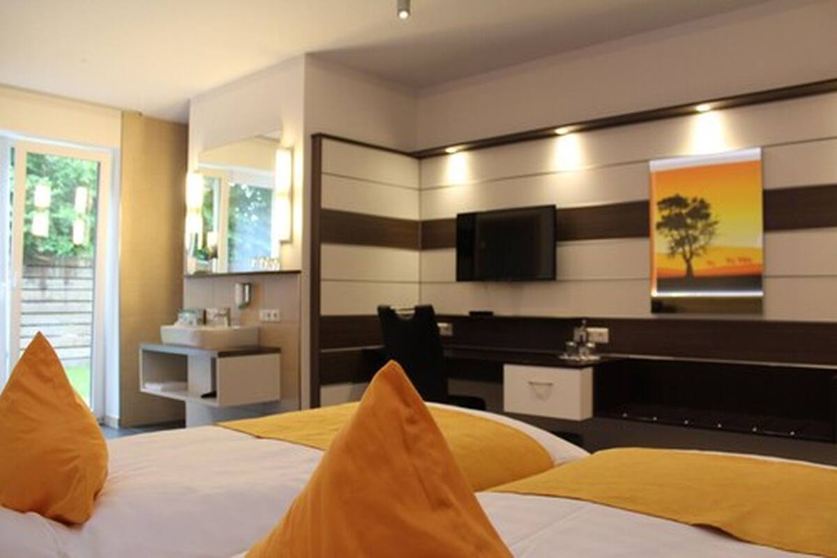 1 bedroom, hypo-allergenic bedding, desk, laptop workspace