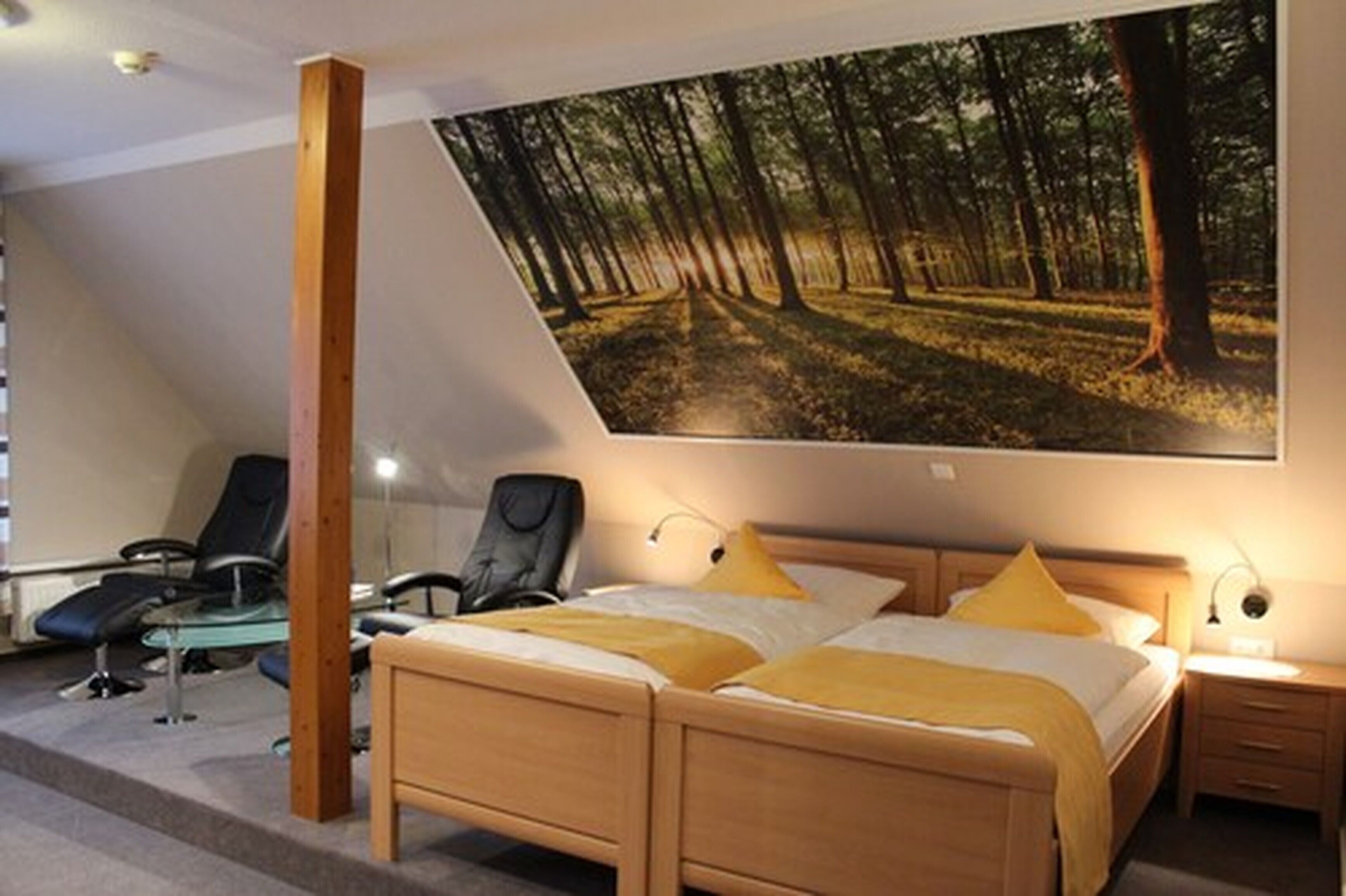 1 bedroom, hypo-allergenic bedding, desk, laptop workspace