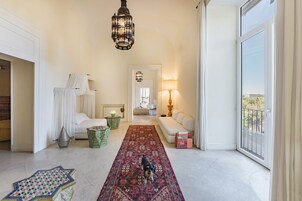 Muebles diferentes, cortinas blackout y sistema de insonorización 