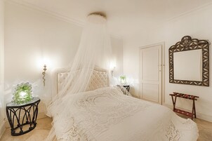 Classic Double Room, 1 Queen Bed | Individually furnished, blackout drapes, soundproofing, bed sheets