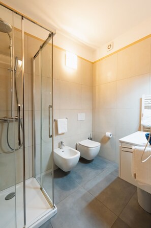 Single Room | Bathroom | Free toiletries, hair dryer, bidet, towels - Hotel Parini (Bosisio Parini)