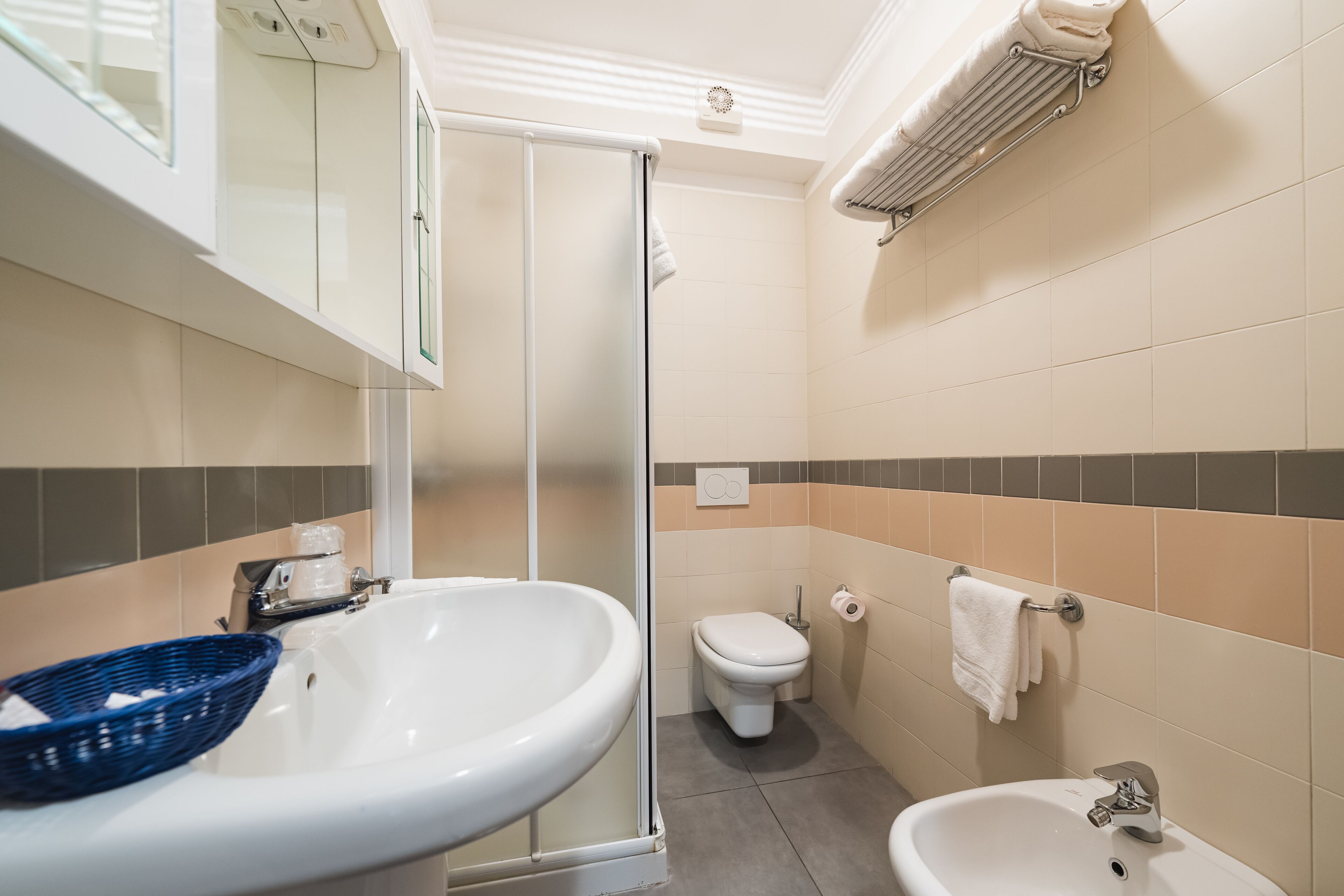 quadruple room | bathroom | free toiletries, hair dryer, bidet, towels