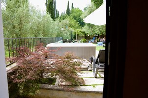 传统双人房或双床房, 池畔 | 客房景观