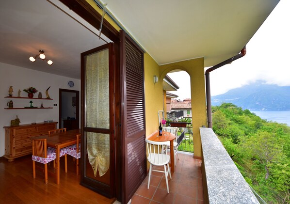 Un balcón con vistas a un paisaje montañoso.