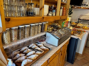 Free daily buffet breakfast - Hotel Diffuso Il Portichetto sulla collina a Vezio Perledo (Perledo)