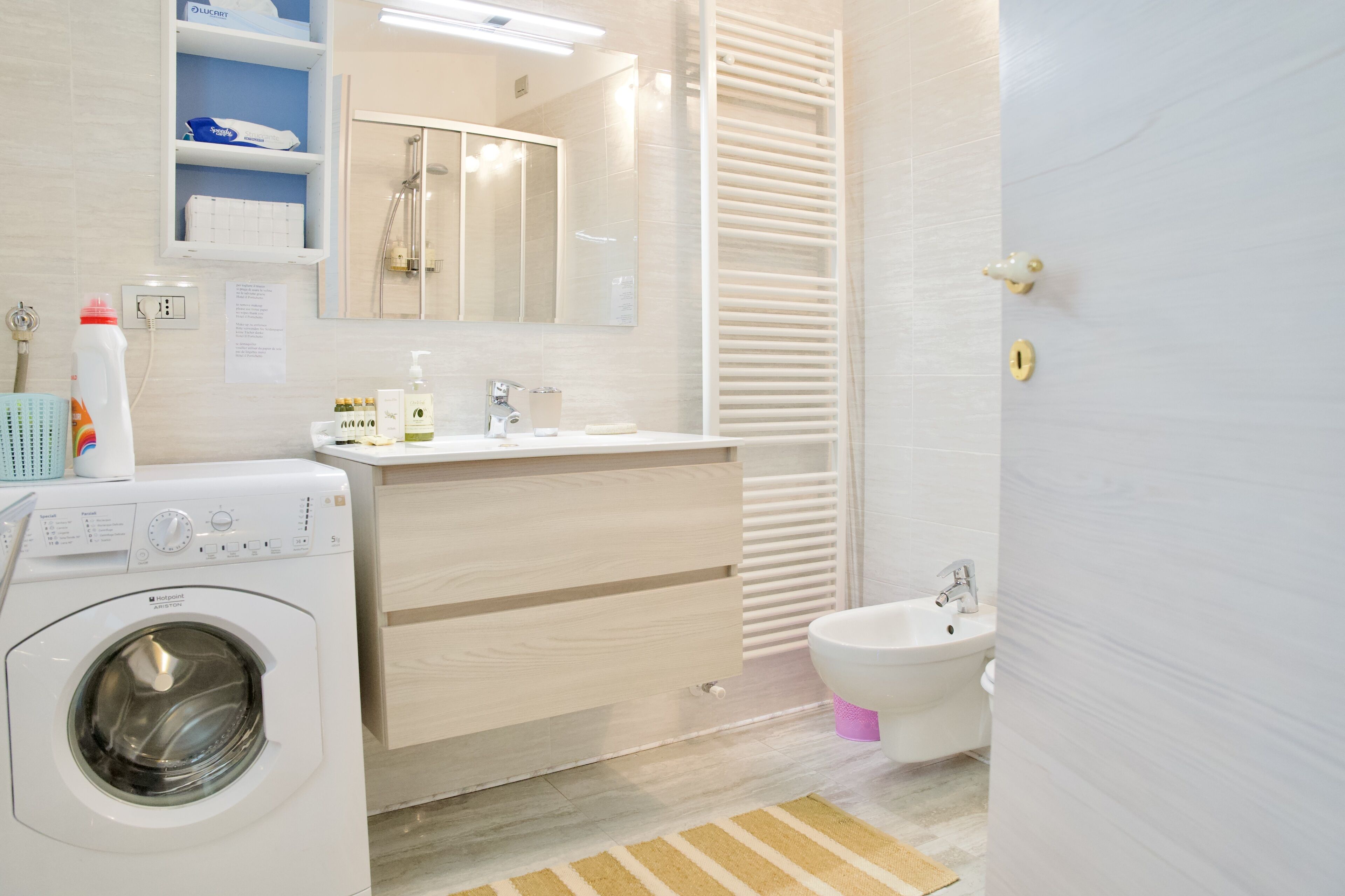 Un baño moderno con lavadora, lavamanos y bidé.