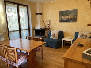 Panoramic Suite, 2 Bedrooms, Lake View | Living area