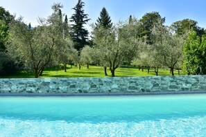 Seasonal outdoor pool, open 8:00 AM to 10:00 PM, pool umbrellas - Hotel Diffuso Il Portichetto sulla collina a Vezio Perledo (Perledo)