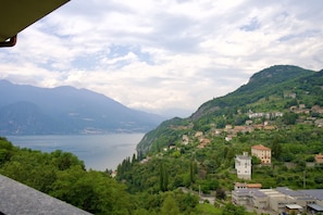 A mountainous landscape with a lake, buildings, and greenery. - Hotel Diffuso Il Portichetto sulla collina a Vezio Perledo (Perledo)