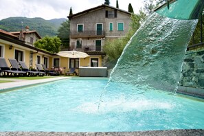 Chambre triple Confort, au bord de la piscine (Giglio) | Vue de la chambre