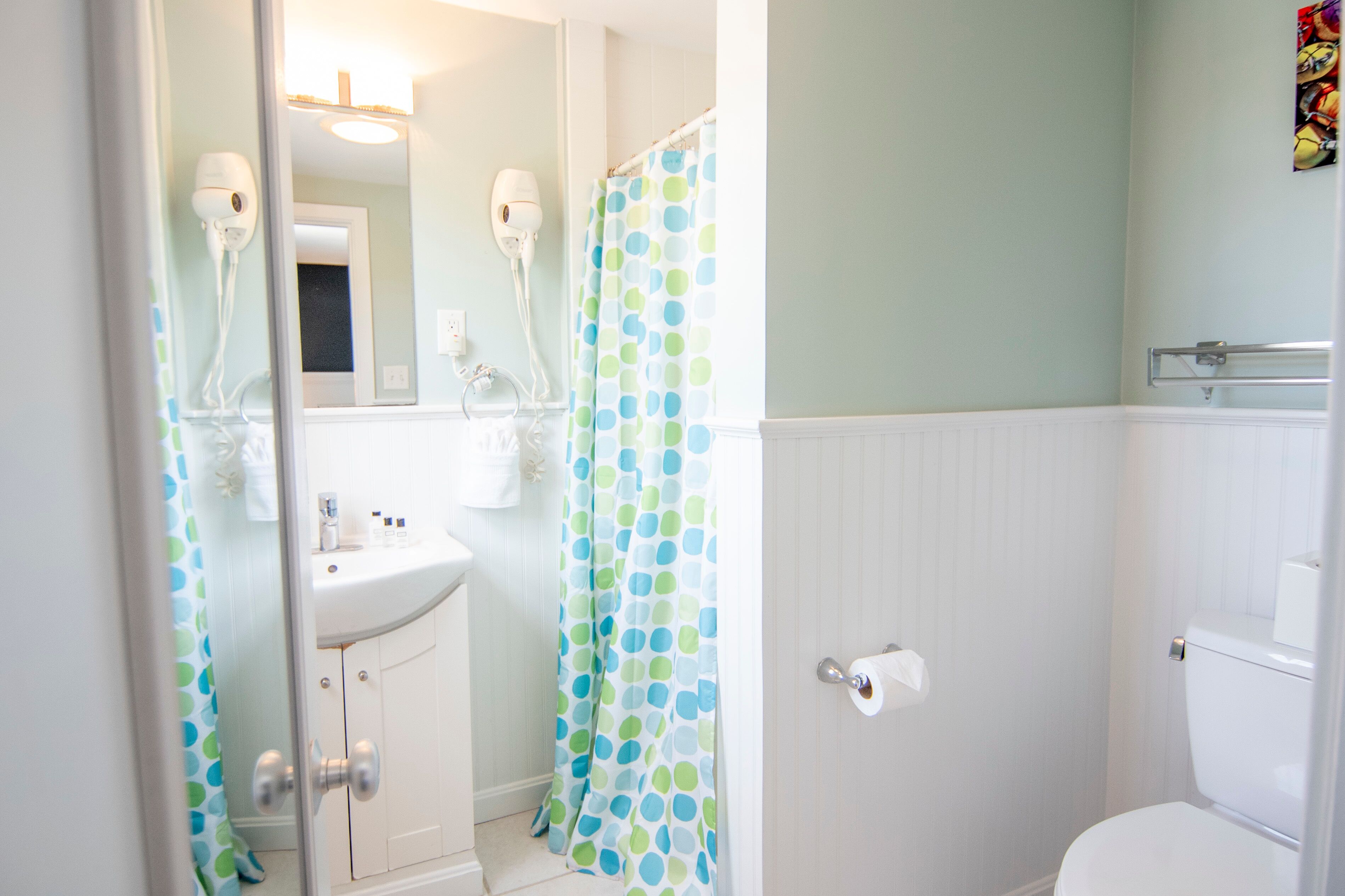 single queen upper deck (no pets) | bathroom | shower, free toiletries, hair dryer, towels