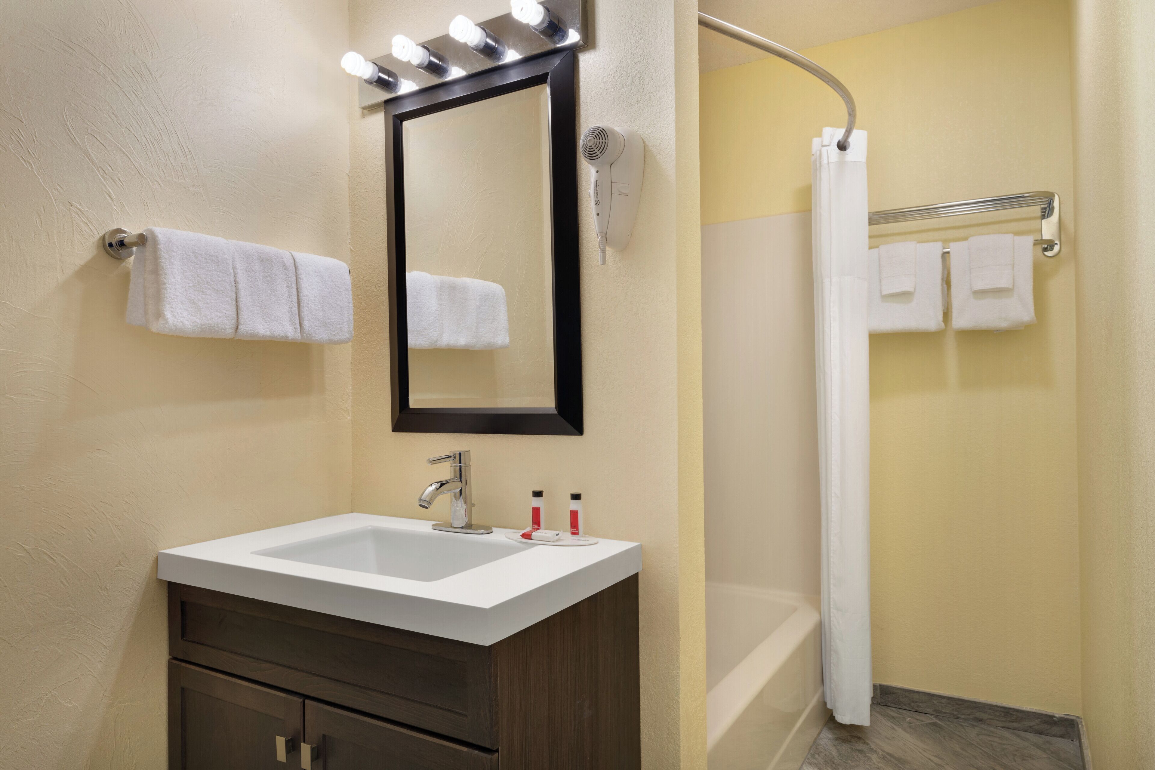 Deluxe Suite, Multiple Beds, Non Smoking (2 Queen Bed) | Bathroom | Combined shower/tub, hair dryer, towels