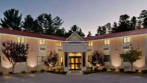 A multi-story hotel with a symmetrical facade, large windows, and a central entrance. - Days Inn by Wyndham Tamworth (Chocorua)
