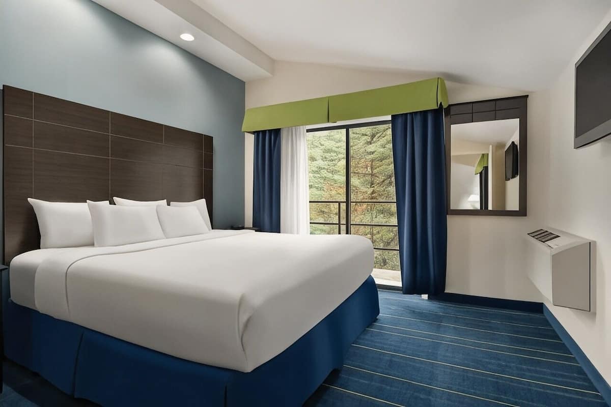 Premium bedding, down duvets, desk, laptop workspace