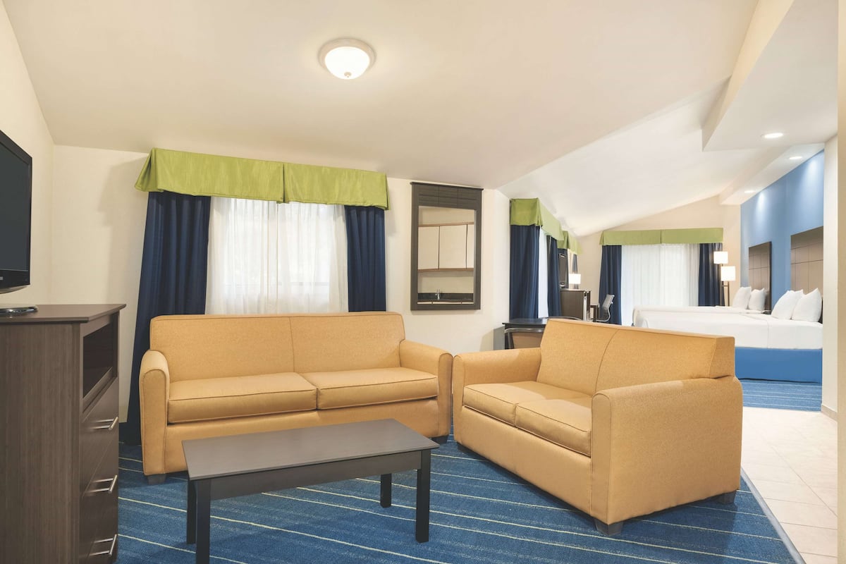 Deluxe suite, meerdere bedden, niet-roken (2 Queen Bed) | Luxe beddengoed, een bureau, een laptopwerkplek