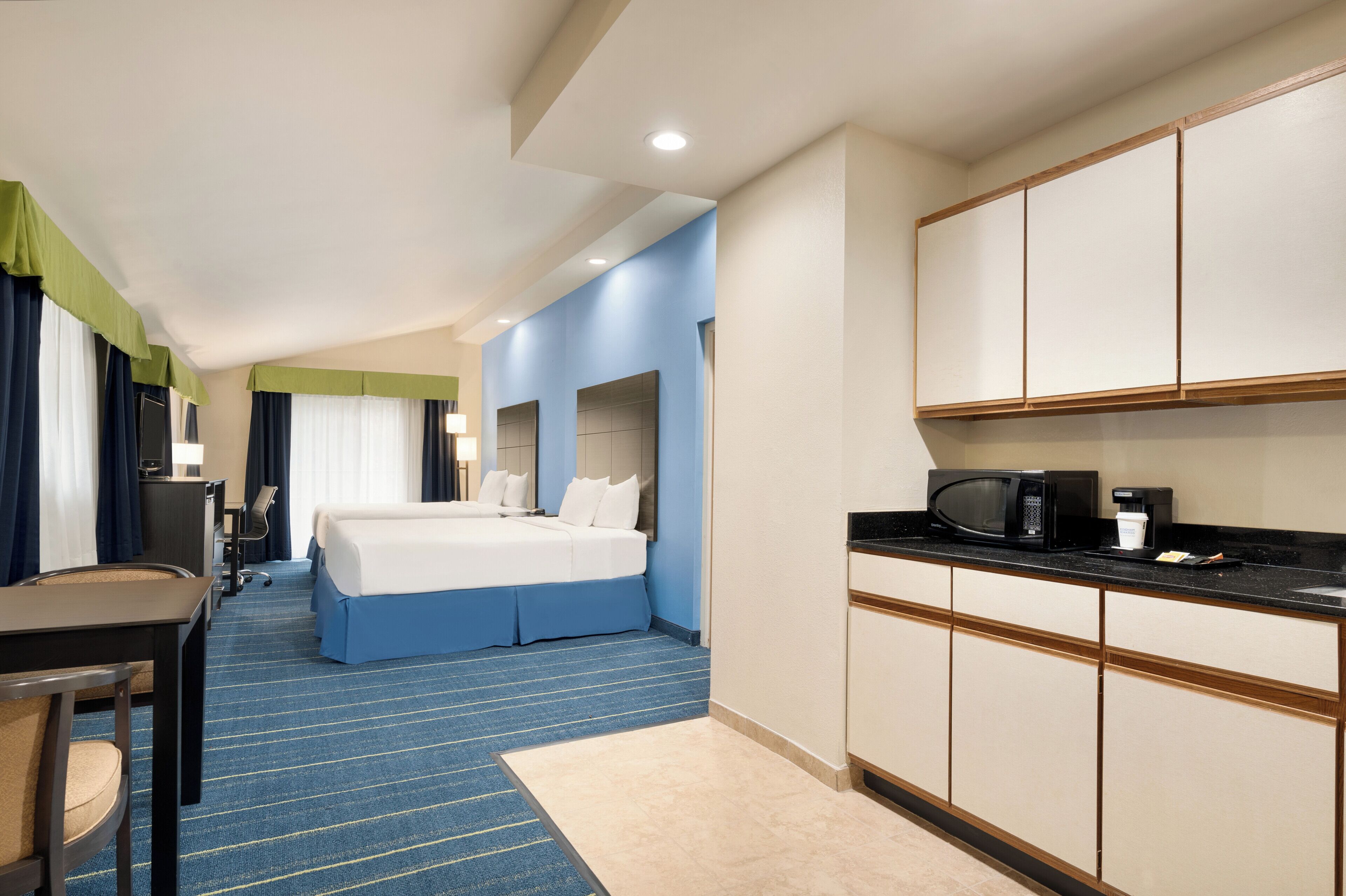 Deluxe Suite, Multiple Beds, Non Smoking (2 Queen Bed)