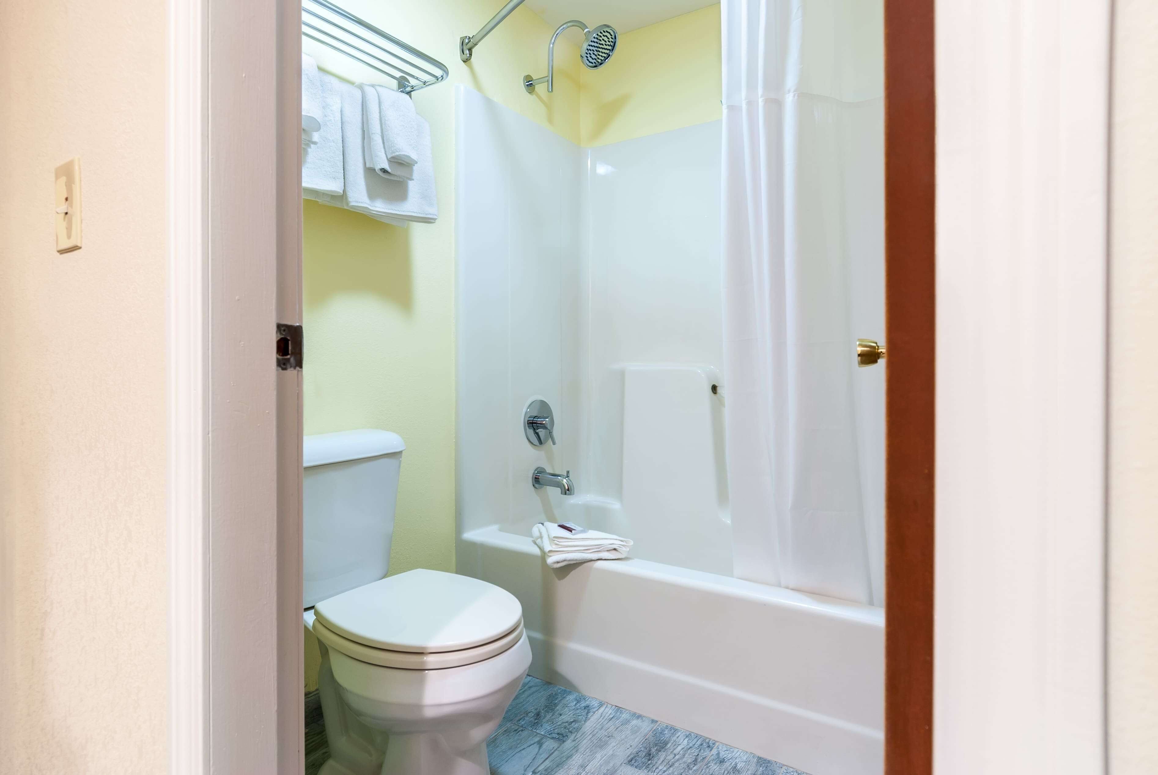 Ein Badezimmer mit Toilette, Dusche und Badewanne.