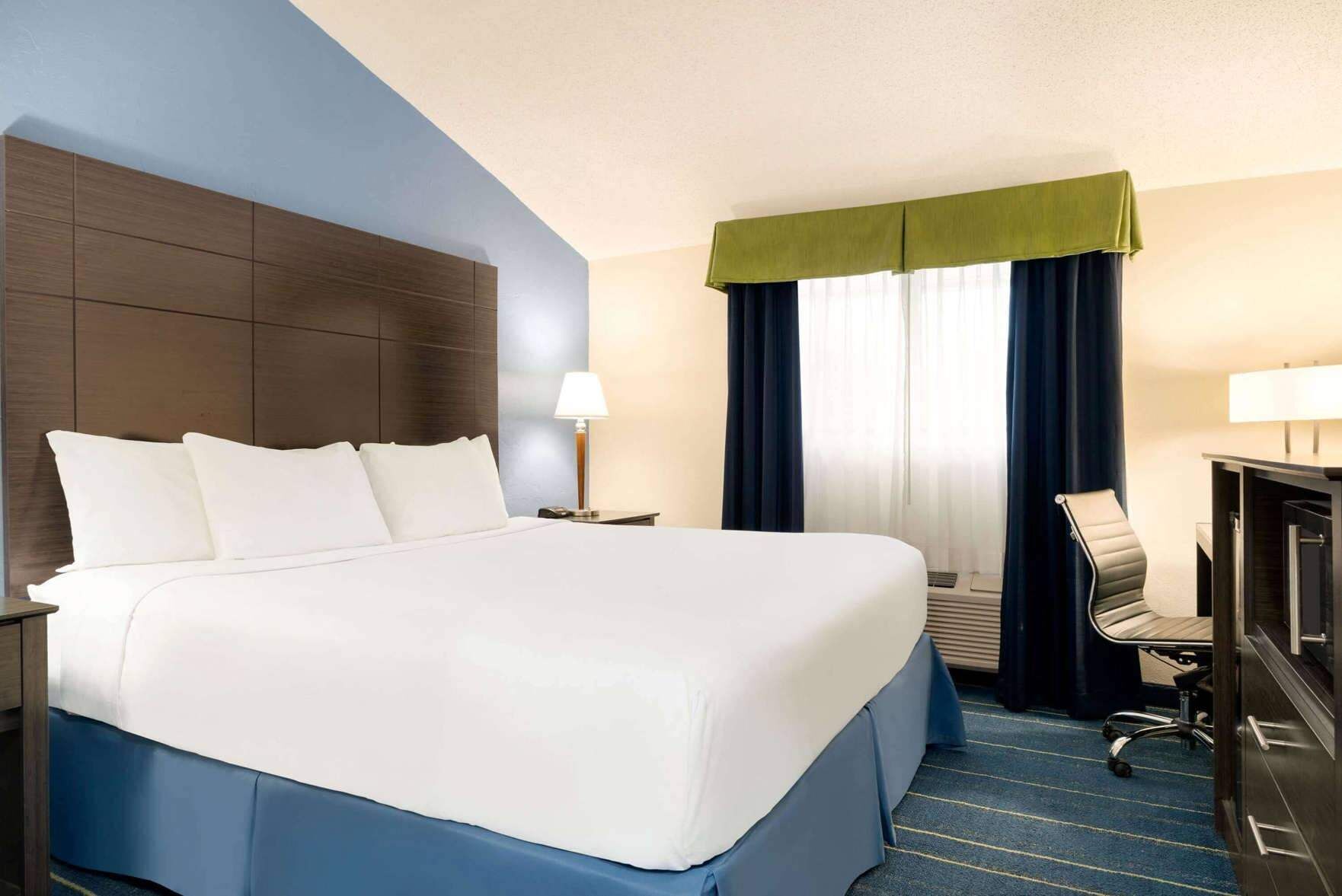 Premium bedding, down duvets, desk, laptop workspace