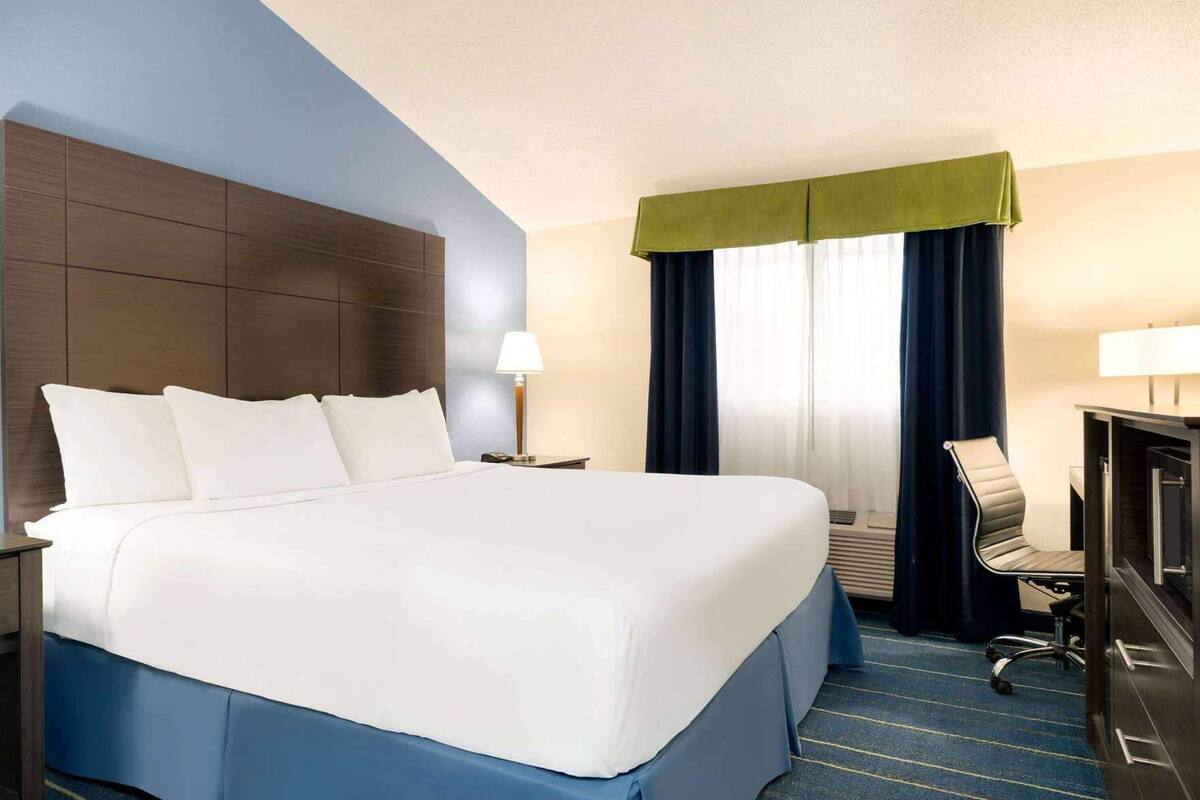 Premium bedding, down duvets, desk, laptop workspace