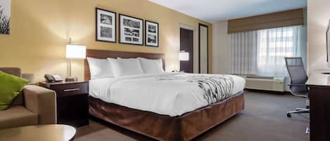 Suíte, 1 cama King e sofá-cama, acessível, para não fumantes | Camas com colchões pillow-top, escrivaninha