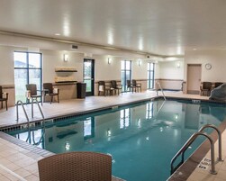 Piscina interna, espreguiçadeiras