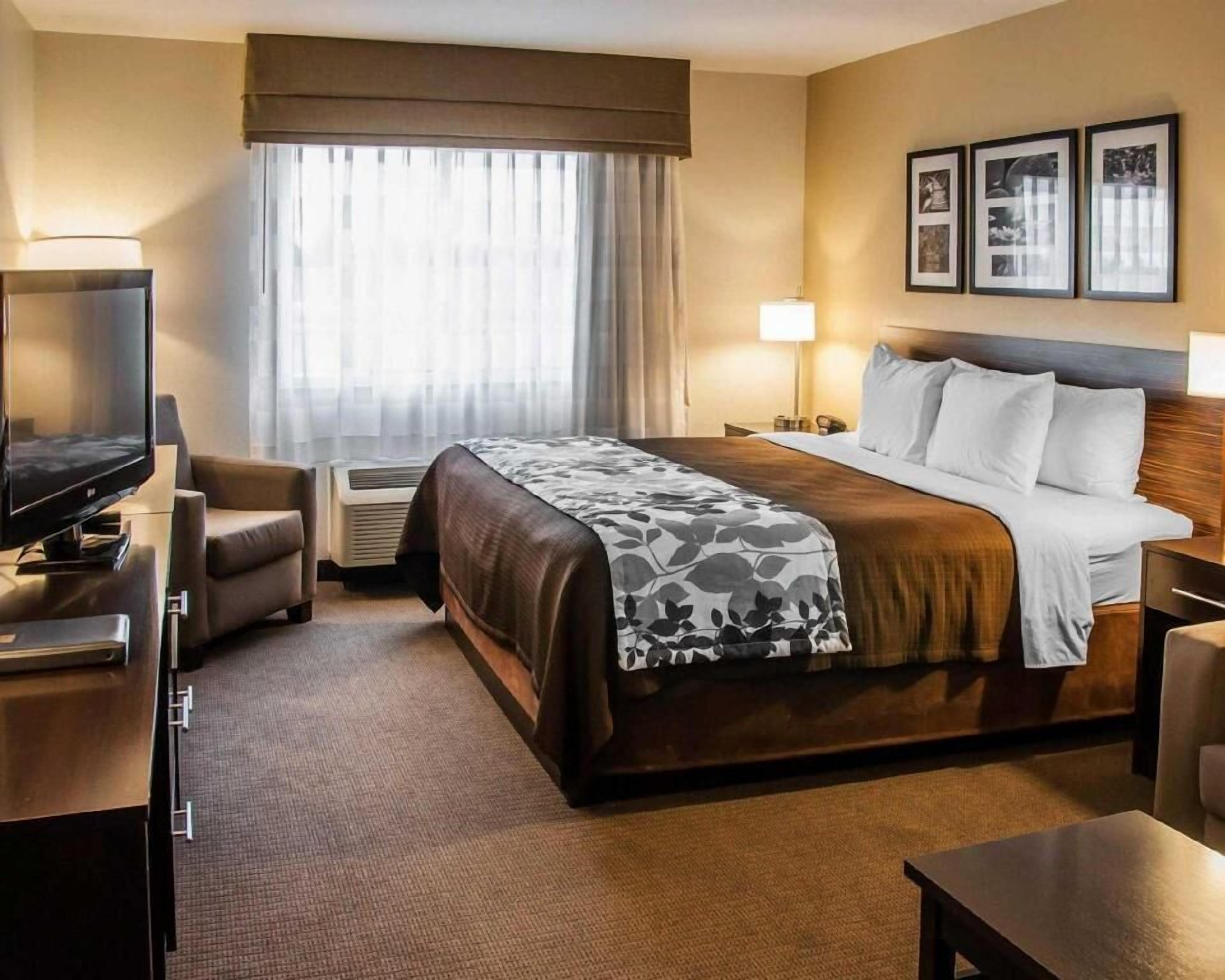 Pillowtop beds, desk, iron/ironing board, free WiFi