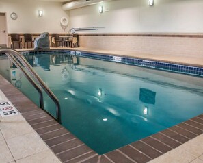 Piscina interna, espreguiçadeiras