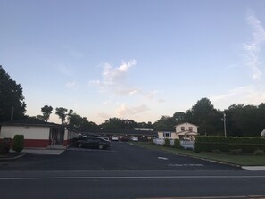 المنشأة من الخارج