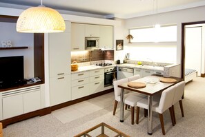 Senior Suite | Private kitchen | Full-size fridge, microwave, stovetop, dishwasher - 116 Residence (Istanbul)